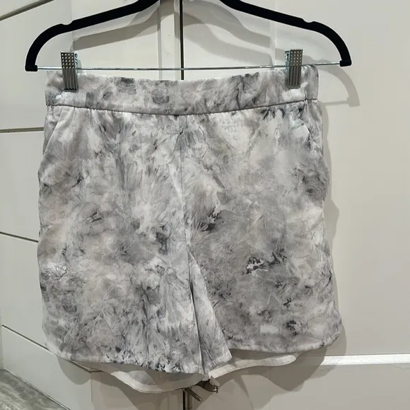(2487) LULULEMON Flat-Front Relaxed Short 4.5&quot; Sz 6