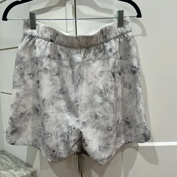 (2487) LULULEMON Flat-Front Relaxed Short 4.5&quot; Sz 6