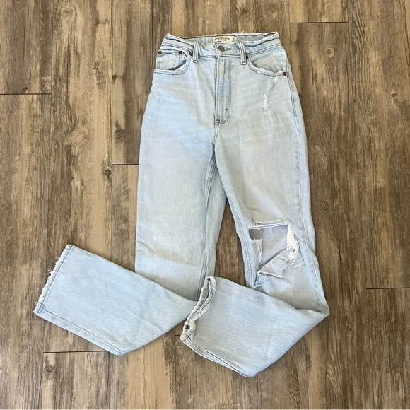 Abercrombie &amp; Fitch Curve Love Ultra High Rise 90s Straight Jean Light Destroy