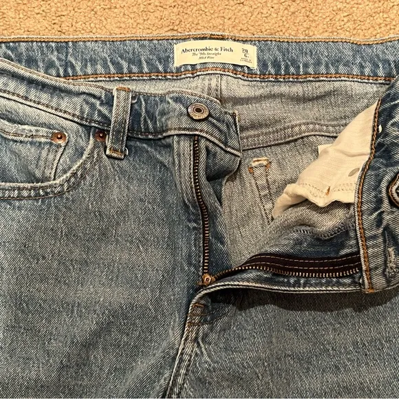 Abercrombie &amp; Fitch Mid Rise 90s Straight Jean 28R
