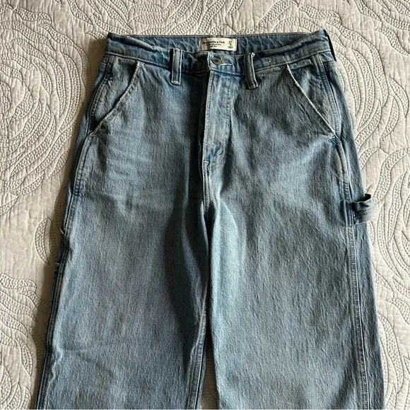 Abercrombie - Ultra High Rise 90s Straight Carpenter Jean - Blue
