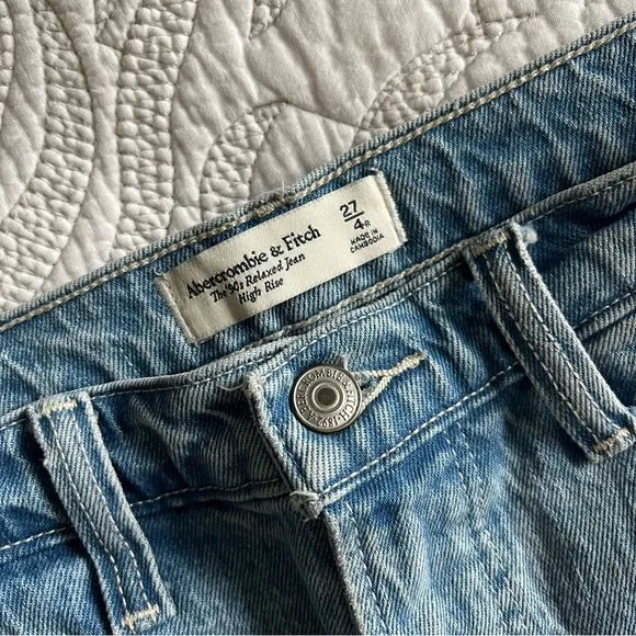 Abercrombie - Ultra High Rise 90s Straight Carpenter Jean - Blue