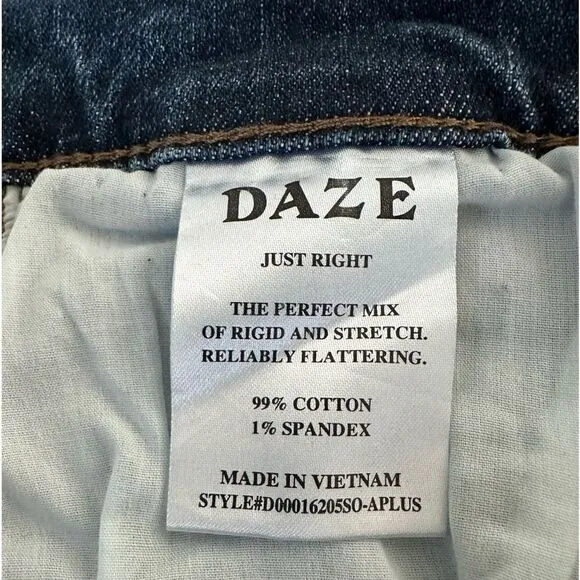 DAZE Women’s Far Out High Rise Wide Leg Jeans in the Size 31 in Dark Wash A-Plus