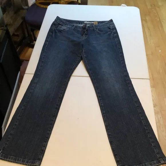 DKNY size 12 blue jeans classic straight leg slight boot stretch like new