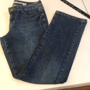 DKNY size 12 blue jeans classic straight leg slight boot stretch like new
