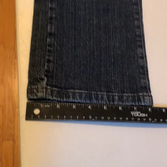 DKNY size 12 blue jeans classic straight leg slight boot stretch like new