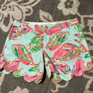 Lily Pulitzer buttercup shorts. New. Size 0. Scalloped legs. Has pockets.