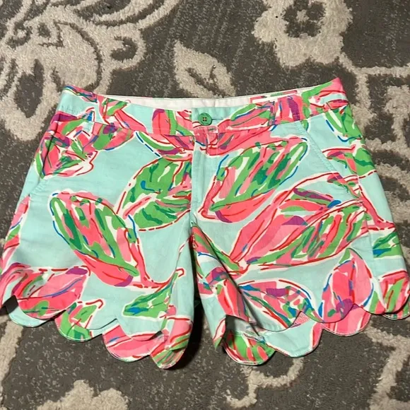 Lily Pulitzer buttercup shorts. New. Size 0. Scalloped legs. Has pockets.