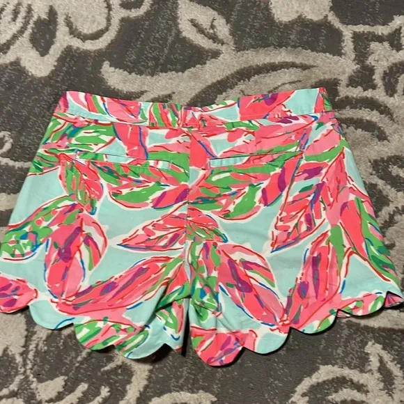 Lily Pulitzer buttercup shorts. New. Size 0. Scalloped legs. Has pockets.