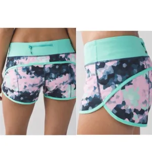 LuluLemon Athletica speed 4-way Stretch 2.5&quot; Clouded Dreams Multi/Menthol size 4