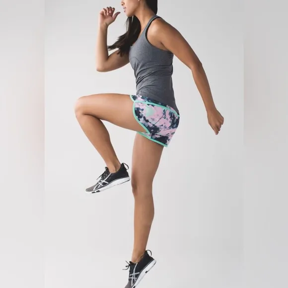 LuluLemon Athletica speed 4-way Stretch 2.5&quot; Clouded Dreams Multi/Menthol size 4