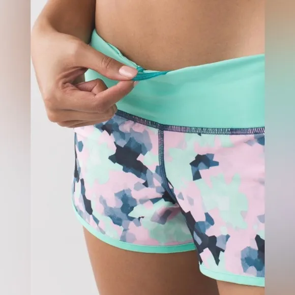 LuluLemon Athletica speed 4-way Stretch 2.5&quot; Clouded Dreams Multi/Menthol size 4