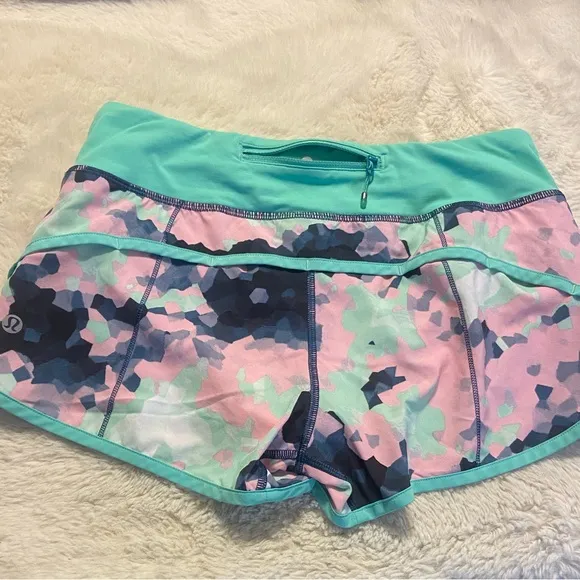 LuluLemon Athletica speed 4-way Stretch 2.5&quot; Clouded Dreams Multi/Menthol size 4