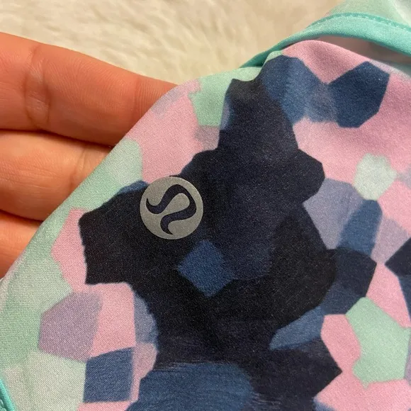 LuluLemon Athletica speed 4-way Stretch 2.5&quot; Clouded Dreams Multi/Menthol size 4