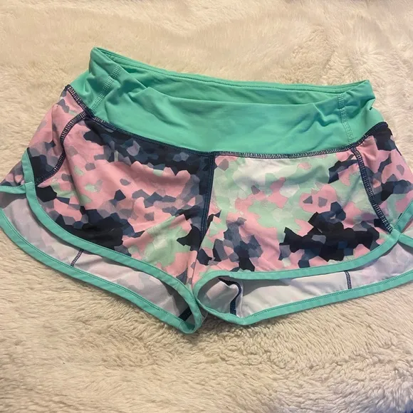 LuluLemon Athletica speed 4-way Stretch 2.5&quot; Clouded Dreams Multi/Menthol size 4