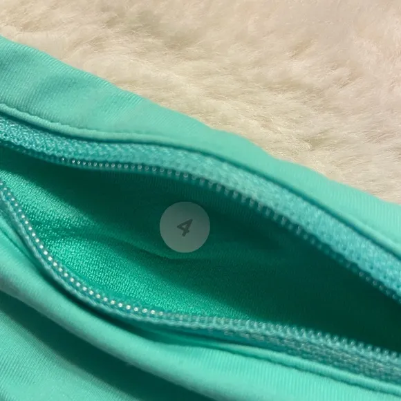 LuluLemon Athletica speed 4-way Stretch 2.5&quot; Clouded Dreams Multi/Menthol size 4