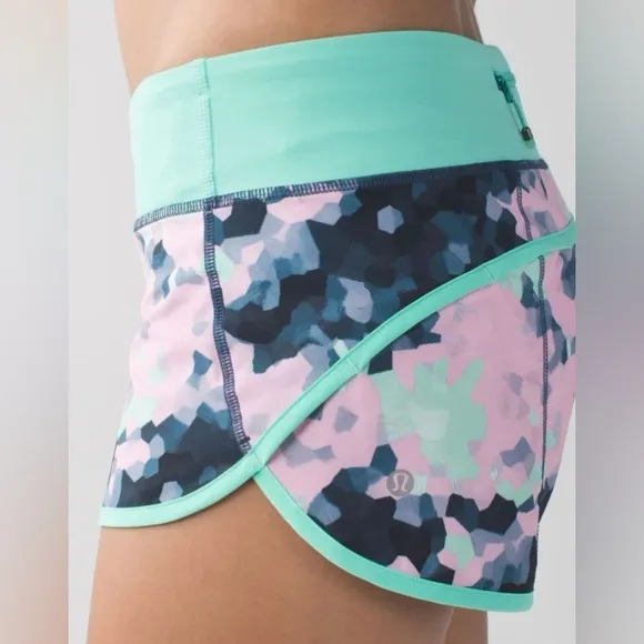 LuluLemon Athletica speed 4-way Stretch 2.5&quot; Clouded Dreams Multi/Menthol size 4