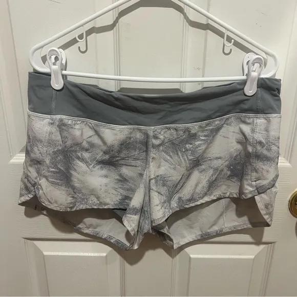 Lululemon Speed Short 2.5&quot; Breeze By White Light Cast size 10 women's