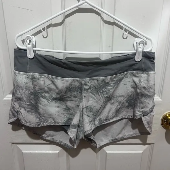 Lululemon Speed Short 2.5&quot; Breeze By White Light Cast size 10 women's