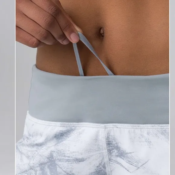 Lululemon Speed Short 2.5&quot; Breeze By White Light Cast size 10 women's