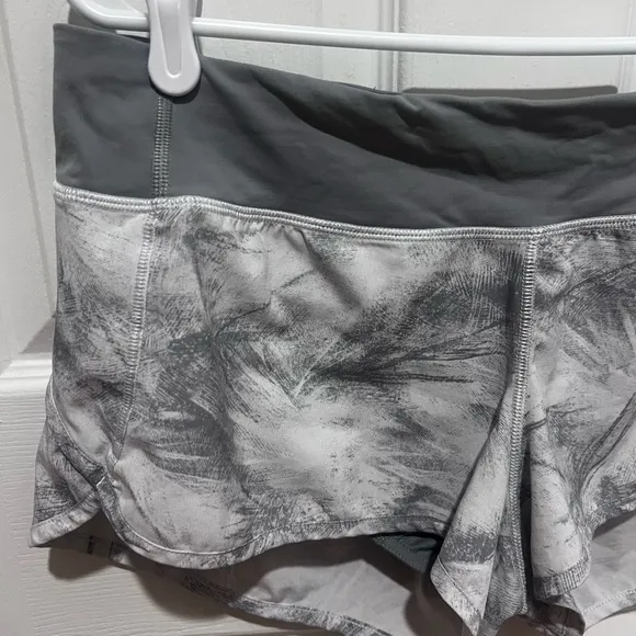 Lululemon Speed Short 2.5&quot; Breeze By White Light Cast size 10 women's