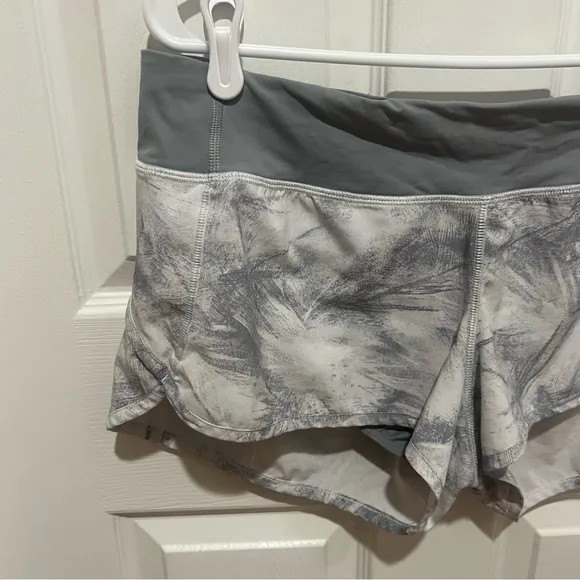 Lululemon Speed Short 2.5&quot; Breeze By White Light Cast size 10 women's