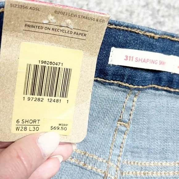 New with Tags Levi's Women's 311 Shaping Skinny Medium Wash Denim Raw Hem Jeans