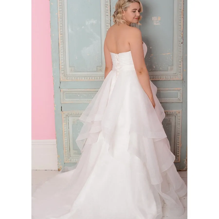 Plus Size Organza Bridal Dress Sweetheart Sleeveless Beading And Ruffles Create A Slimming Illusion Free Shipping