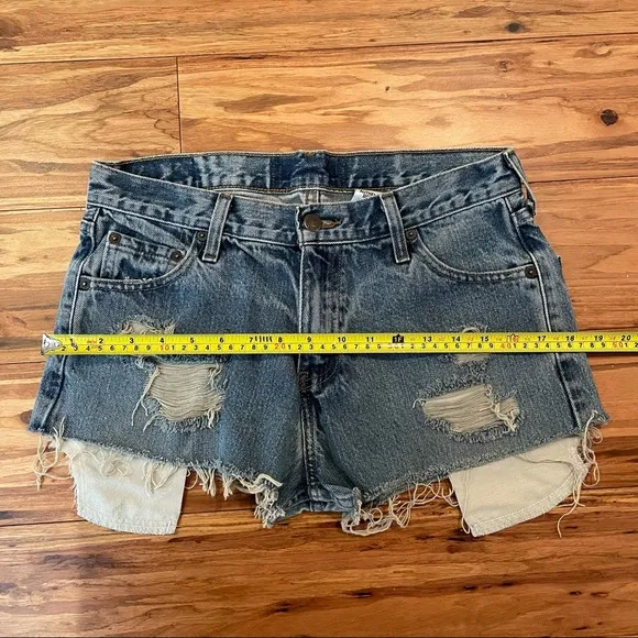 Vintage Levi’s 550 High Waist Wedgie Jean Shorts
