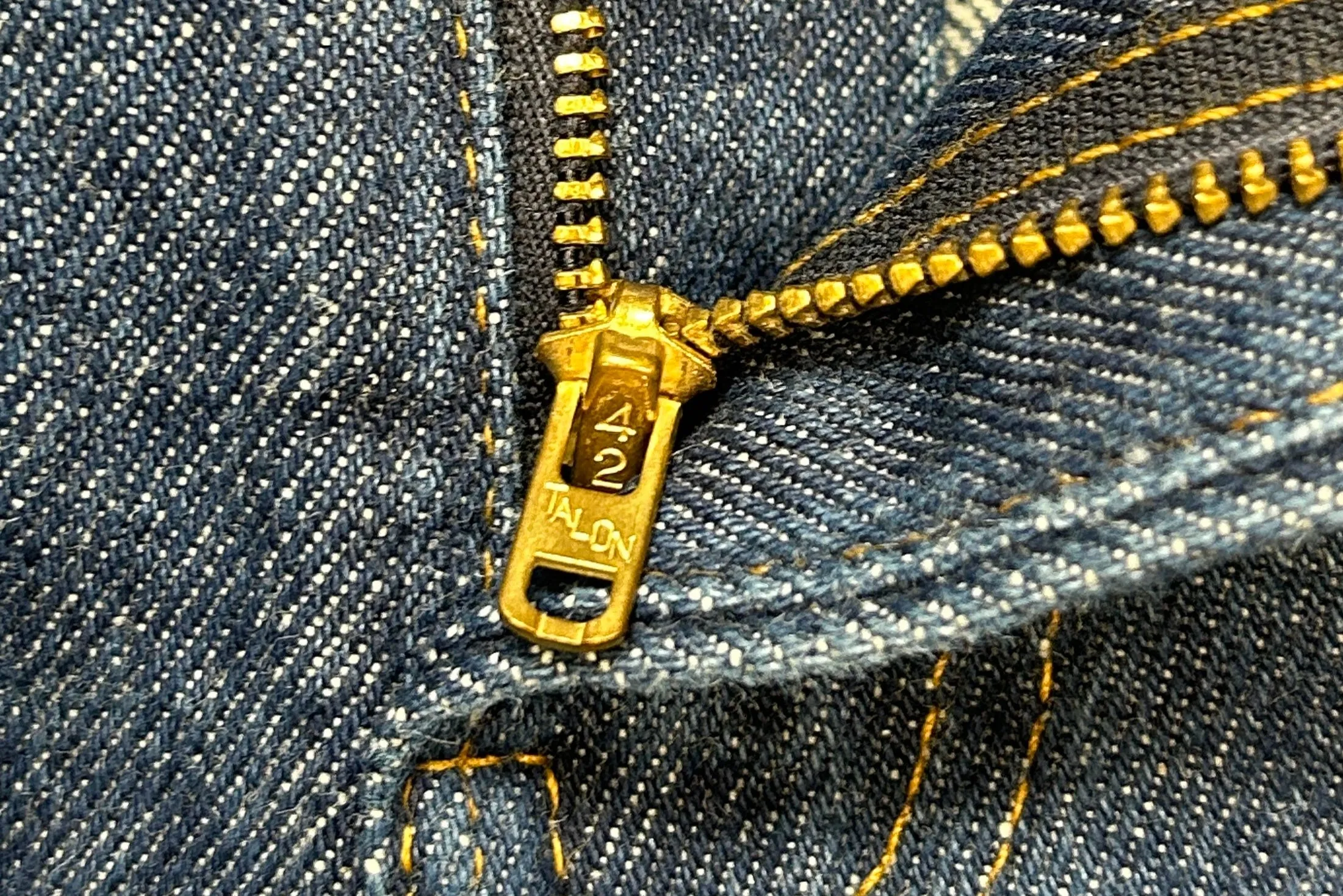 Vintage USA Made Levi 517 Transitional Talon 42 Zip One-Wash Denim Jeans (JYJ0424-170)