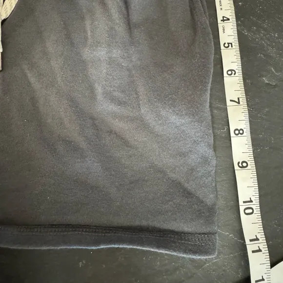 VUORI faded black super comfy sweat shirts with pockets and drawstring 🖤zoom in
