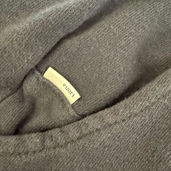 VUORI faded black super comfy sweat shirts with pockets and drawstring 🖤zoom in