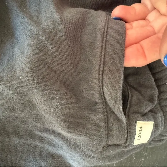 VUORI faded black super comfy sweat shirts with pockets and drawstring 🖤zoom in