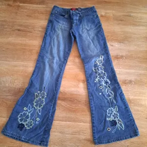 Younique Vintage Embroidered Blue Denim Bell Bottoms Jeans Size 7